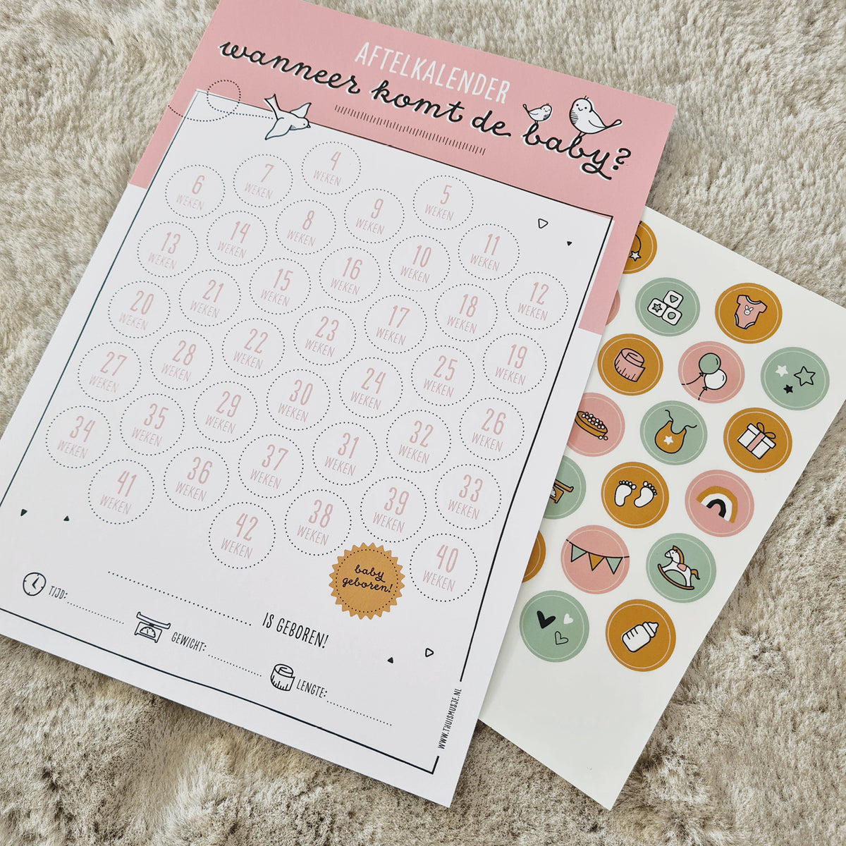 Sfeerbeeld aftelkalender voor baby broertje of zusje met vrolijke stickers voor grote broer of zus.