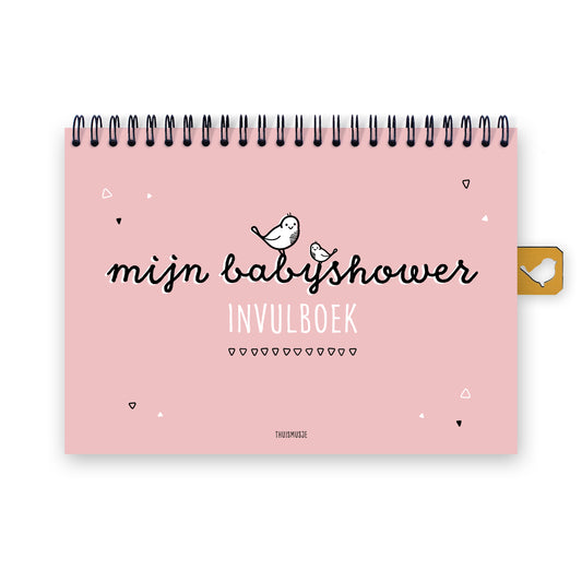 Vooraanzicht mijn babyshower invulboek. A5 formaat met zwarte ringbang. Roze kleur en zwart met witte letters. Bovenop de titel zitten een klein en groot musje. 