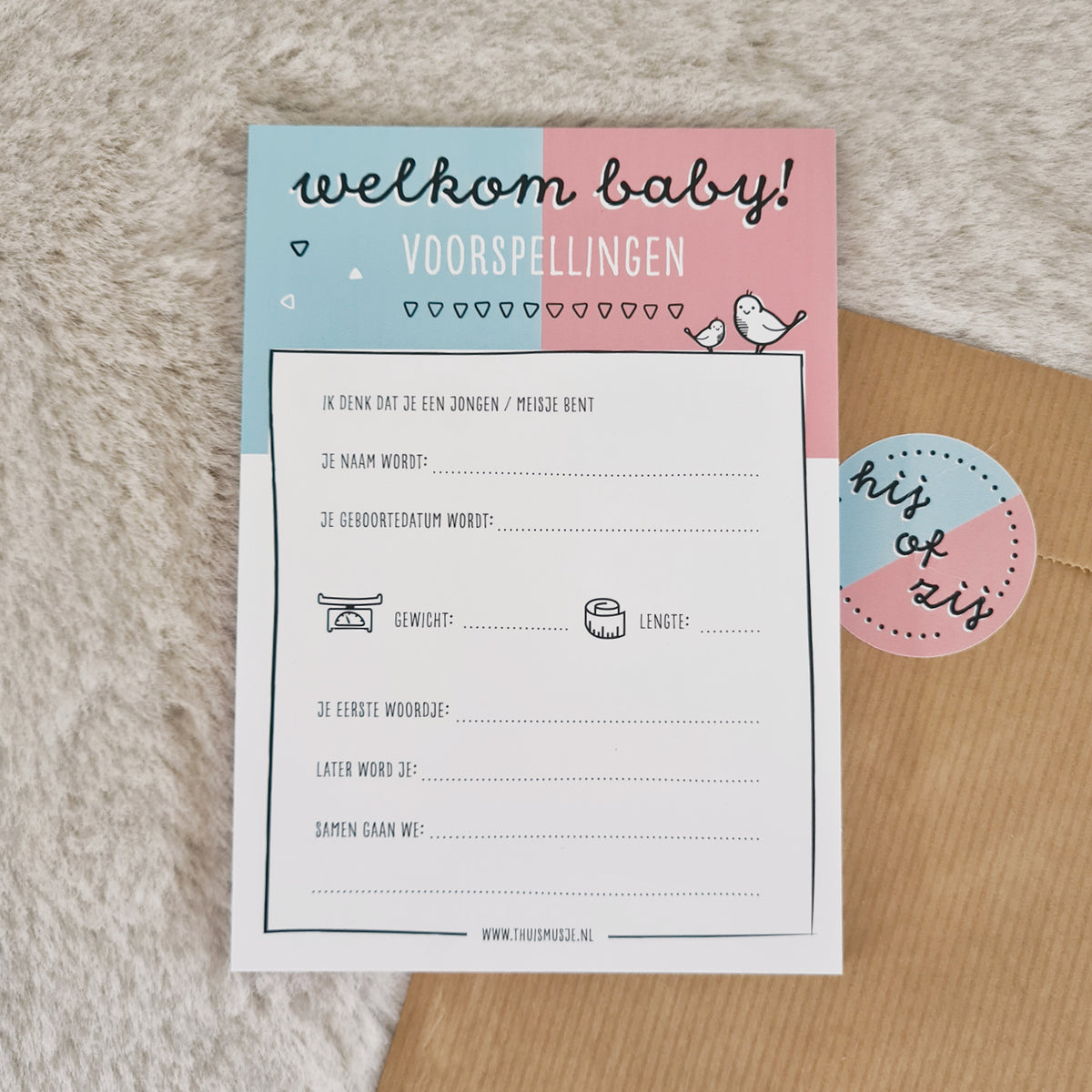 Sfeerfoto van stapeltje voorspellingskaarten in roze met blauw op een zacht kleedje, met een bruin verpakkingszakje en bijpassende sticker. 