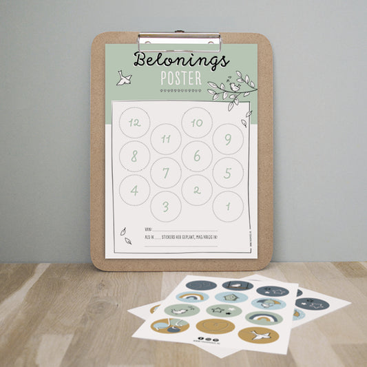 Beloningsposter groen op een klembord met stickervel op tafel