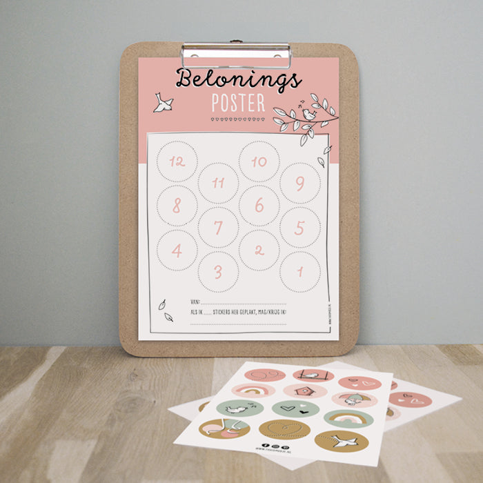 Beloningsposter roze op een klembord met stickervel op tafel