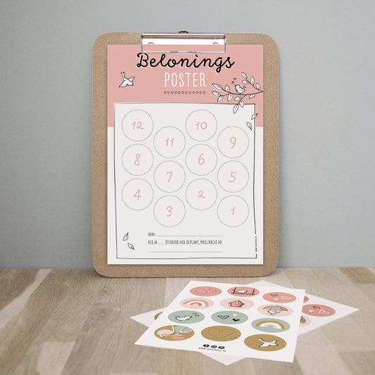 Beloningsposter roze op een klembord met stickervel op tafel