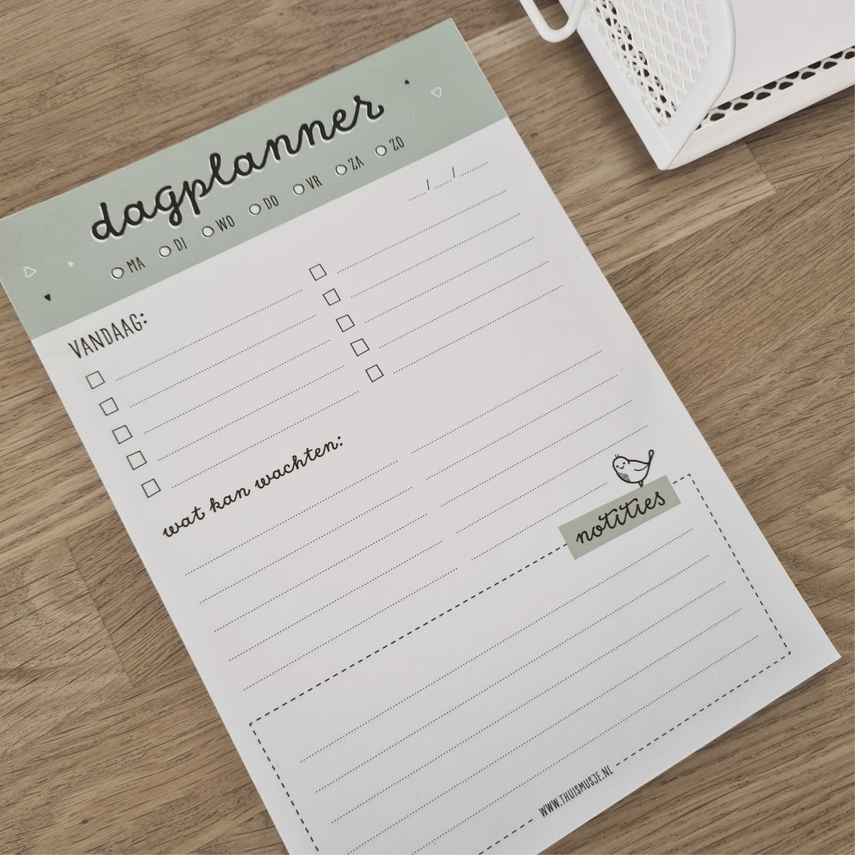 Sfeerbeeld van dagplanner waarop je ziet dat hij zwart wit is met groene details.
