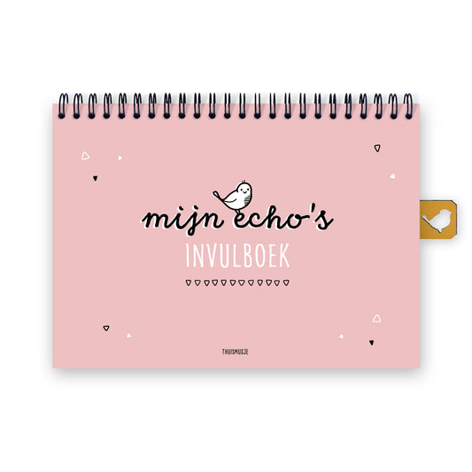Voorzijde mijn echo's invulboek roze, A5 formaat met zwarte ringband. Ontwerp met roze achtergrond, zwarte en witte letters, met vrolijk musje op de titel. 