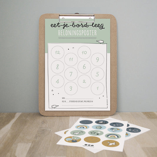 Sfeerbeeld A4 beloningsposter eet je bord leeg in het groen op een klembord bevestigd, met voor op tafel het bijbehorende stickervel