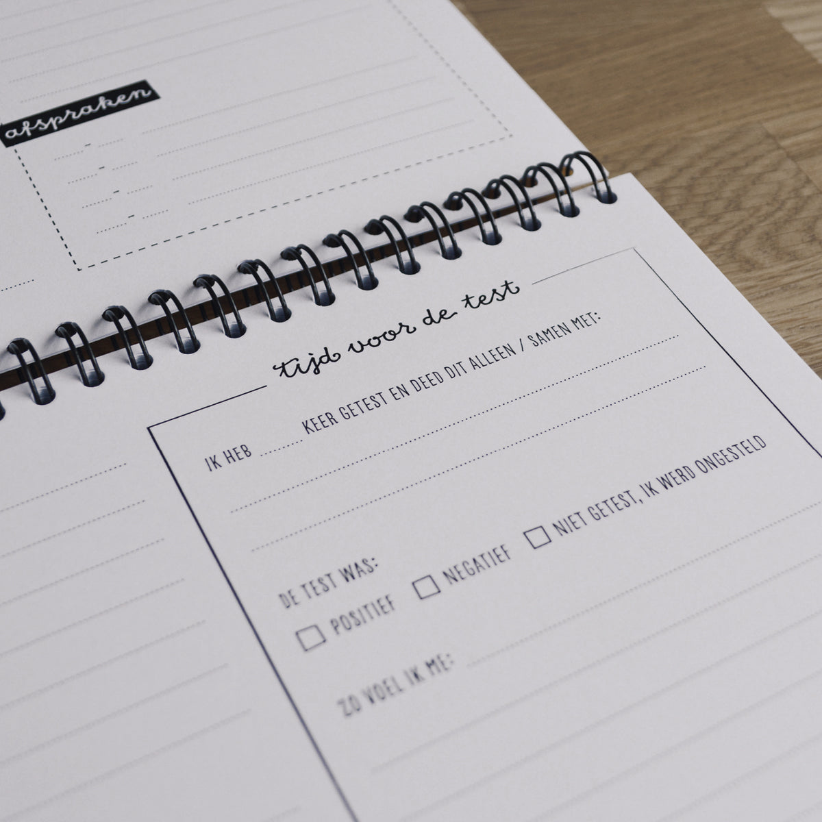 close-up van blok tijd voor de test, met wat leuke vragen en schrijfruimte over het doen van een zwangerschapstest tijdens het fertiliteitstraject