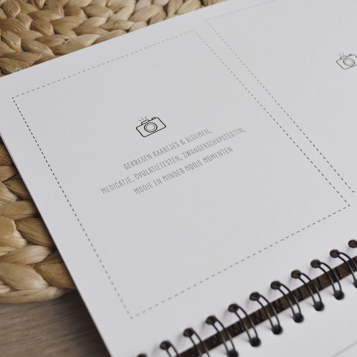 close-up van pagina waarop foto's in te plakken zijn in het invulboek voor fertiliteitstraject
