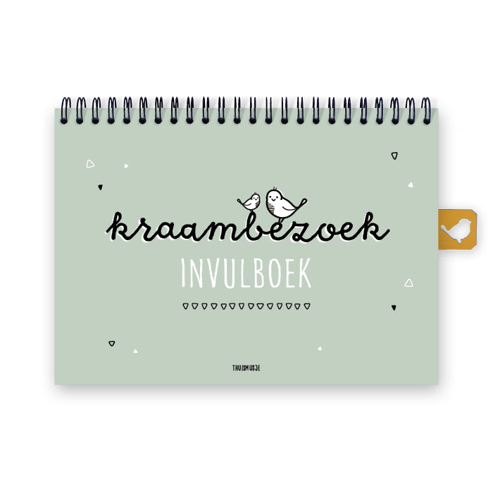 Voorzijde kraambezoek invulboek. A5 formaat met zwarte ringbang. Groene achtergrond met zwart en witte letters, en twee vrolijke musjes bovenop de titel. Sfeervol en vrolijk ontwerp. 