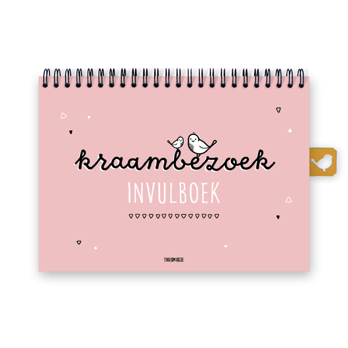 Voorzijde kraambezoek invulboek. A5 formaat met zwarte ringbang. Roze achtergrond met zwart en witte letters, en twee vrolijke musjes bovenop de titel. Sfeervol en vrolijk ontwerp. 