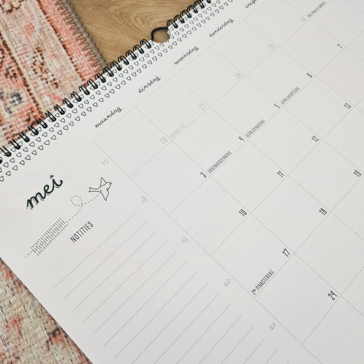 Detailfoto van de maand mei waarop ook duidelijk te zien is dat er naast de maandkalender ruimte is voor notities. 