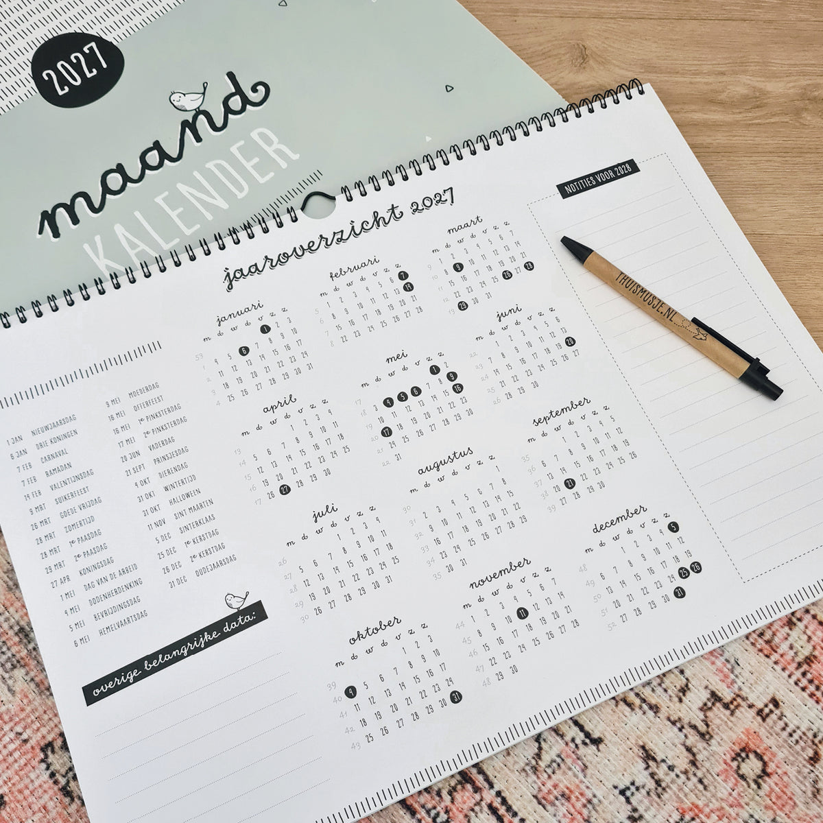 Detailfoto van laatste pagina kalender, waarop een jaaroverzicht te zien is. Ook alle feestdagen staan vermeld en er is ruimte voor belangrijke data en notities. 
