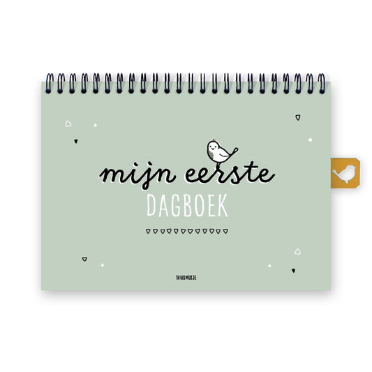 Digitaal vooraanzicht mijn eerste dagboek, een opgroeiboek over het eerste jaar van je kindje. Groen A5 boek met zwarte ringband. Zwarte en witte letters met een gezellig musje die bovenop de titel zit. 