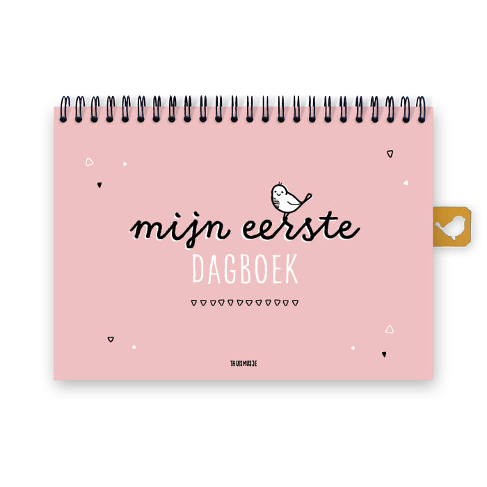 Digitaal vooraanzicht mijn eerste dagboek roze, een opgroeiboek over het eerste jaar van je kindje. Roze A5 boek met zwarte ringband. Zwarte en witte letters met een gezellig musje die bovenop de titel zit. 