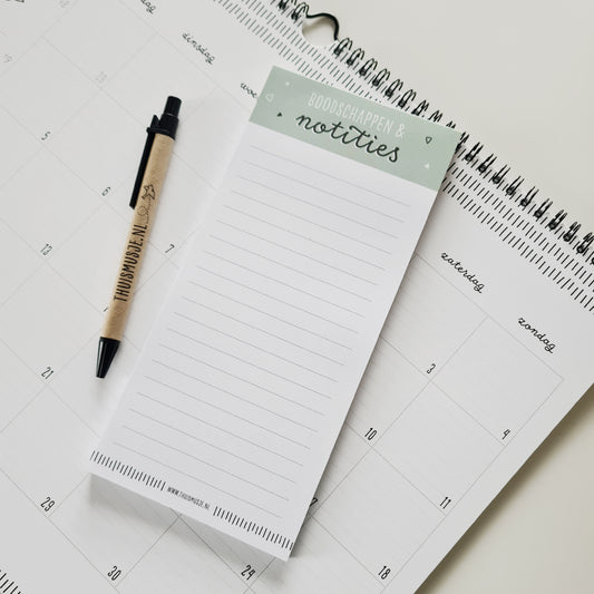 Sfeerbeeld van notitieblokje met pen en kalender. Veel schrijfruimte zichtbaar en een fijne rustige vormgeving.