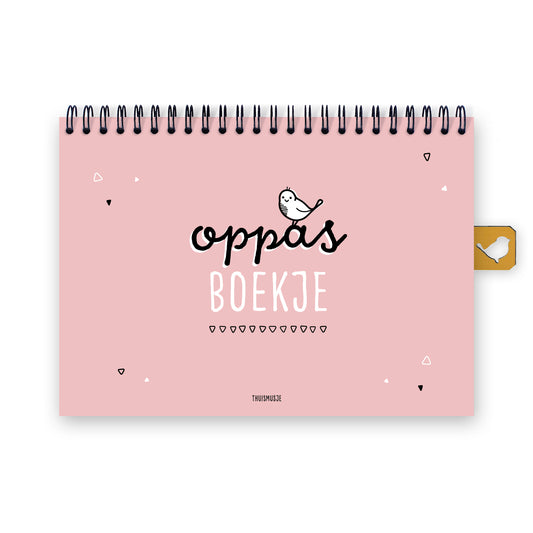 Vooraanzicht oppasboekje. Roze invulboekje op A5 formaat met zwarte ringband. Zwart en witte letters met vrolijk musje bovenop de titel. 