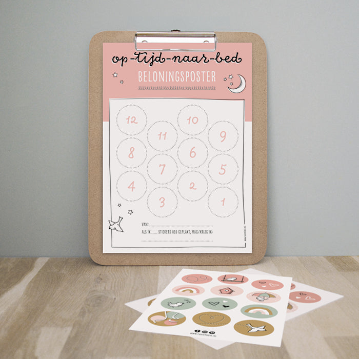 Sfeerfoto op tijd naar bed poster A4 op een klembord met het kleurrijke stickervel ervoor op tafel