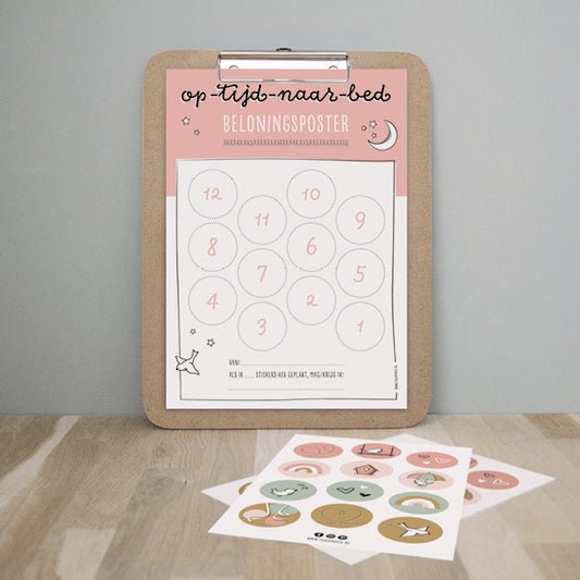 Sfeerfoto op tijd naar bed poster A4 op een klembord met het kleurrijke stickervel ervoor op tafel