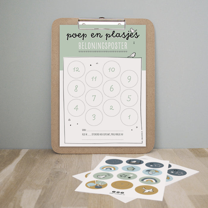 Sfeerfoto groene poep en plasjes beloningsposter op klembord met vrolijk stickervel