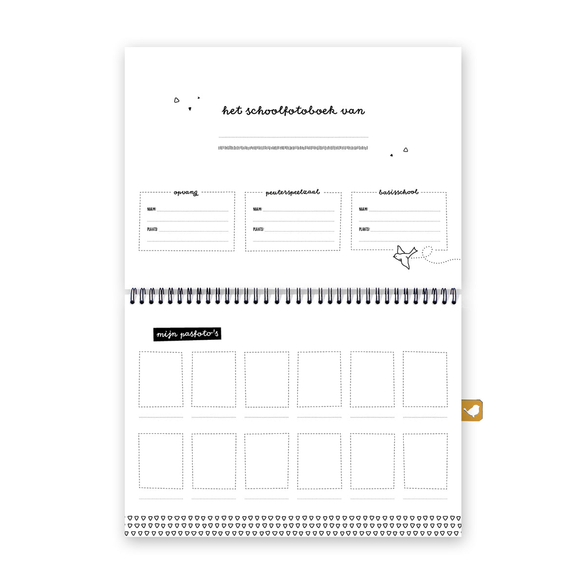Digitaal beeld van eerste pagina schoolfotoboek. Pagina om namen opvang, peuterspeelzaal en basisschool in te vullen. Pagina om een tijdlijn van pasfoto's in te plakken. 