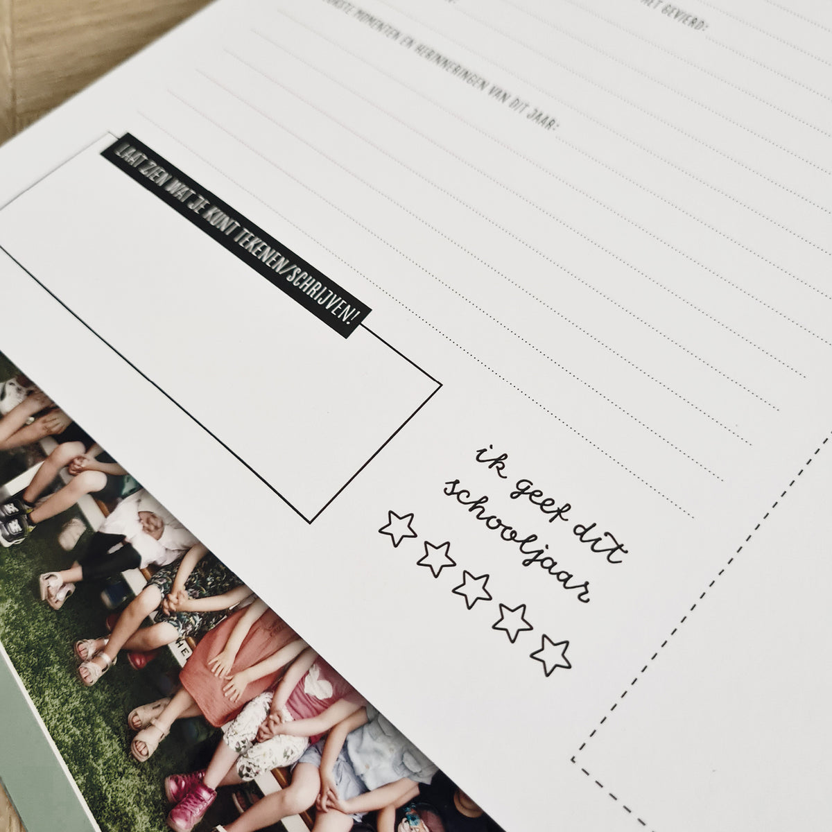 Sfeerbeeld van close-up in het boek. Te zien is een vakje met tekst: Laat zien wat je kunt tekenen of schrijven. Ook kun je het schooljaar sterren geven en deze inkleuren. 