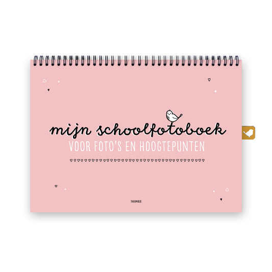 Vooraanzicht schoolfotoboek op A4 formaat. Roze kleur met zwart en witte letters. Vrolijk en warm ontwerp. 