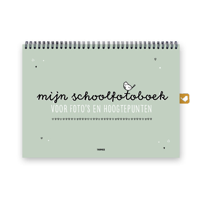 Vooraanzicht schoolfotoboek op A4 formaat. Groene kleur met zwart en witte letters. Vrolijk en warm ontwerp. 