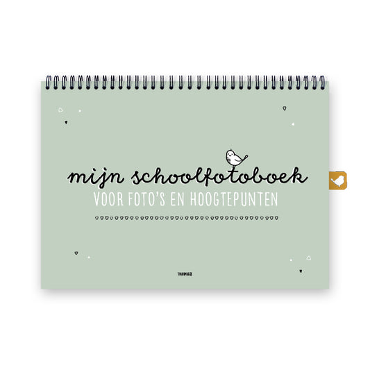 Vooraanzicht schoolfotoboek op A4 formaat. Groene kleur met zwart en witte letters. Vrolijk en warm ontwerp. 