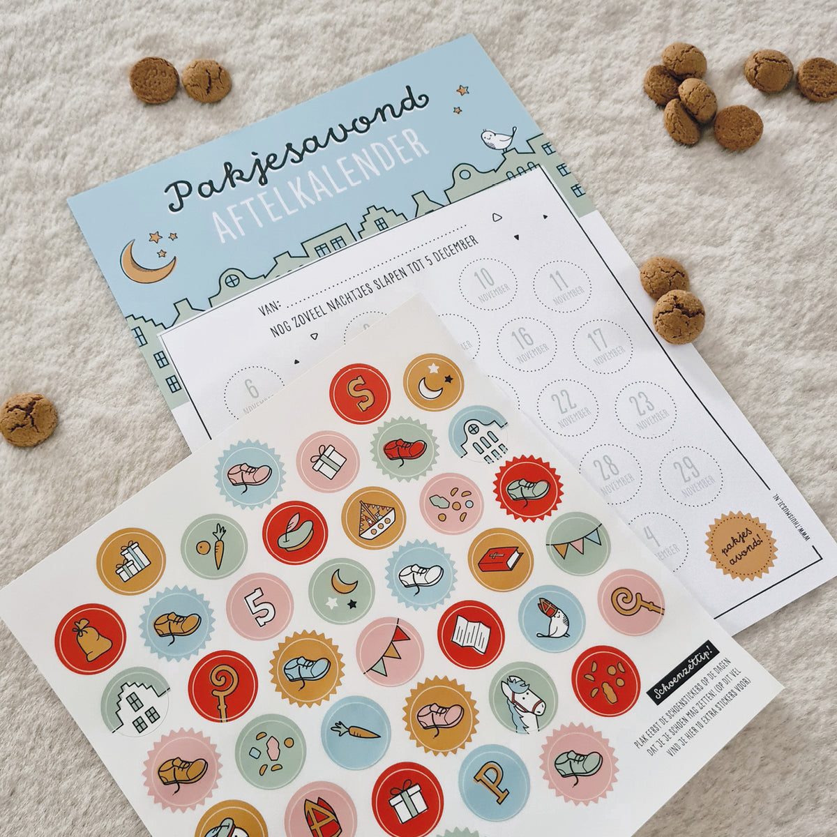 Sfeerfoto van Sinterklaas aftelkalender met op de voorgrond het kleurrijke stickervel in Sinterklaas thema. 
