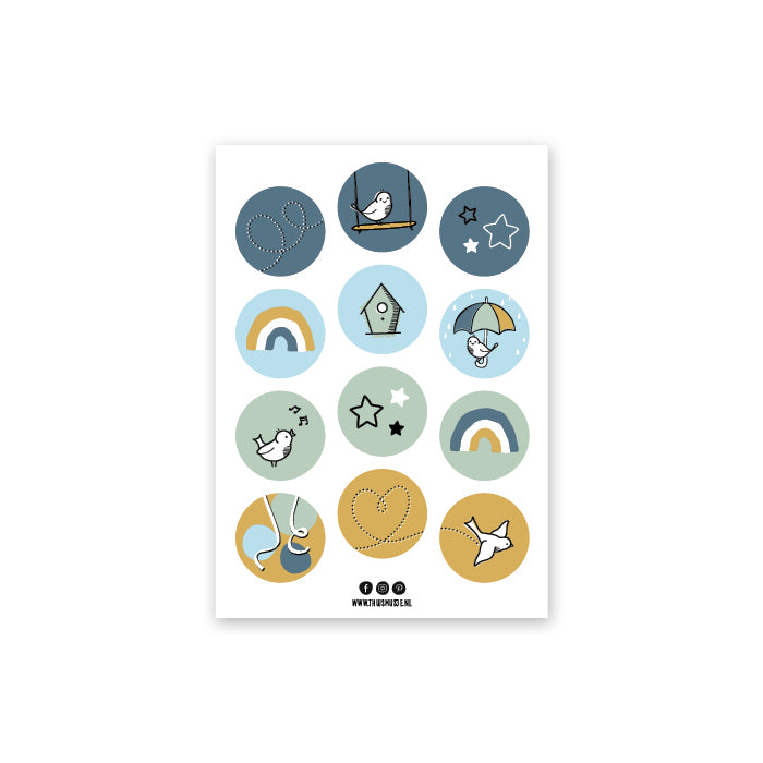 Stickervel met 12 stickers in de kleuren donker- en lichtblauw, groen en okergeel. Design met vogeltjes, sterretjes, hartjes en regenboogjes.