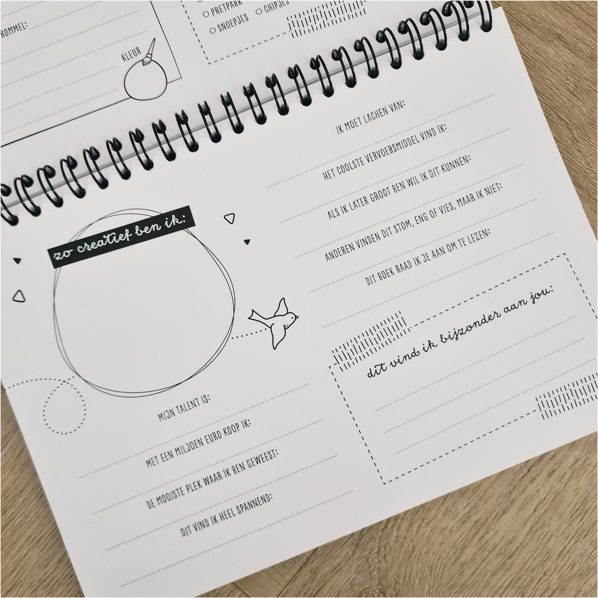 Detailfoto binnenzijde vriendenboekje. Zwart wit maar creatief en vrolijk ontwerp, met unieke vragen. 