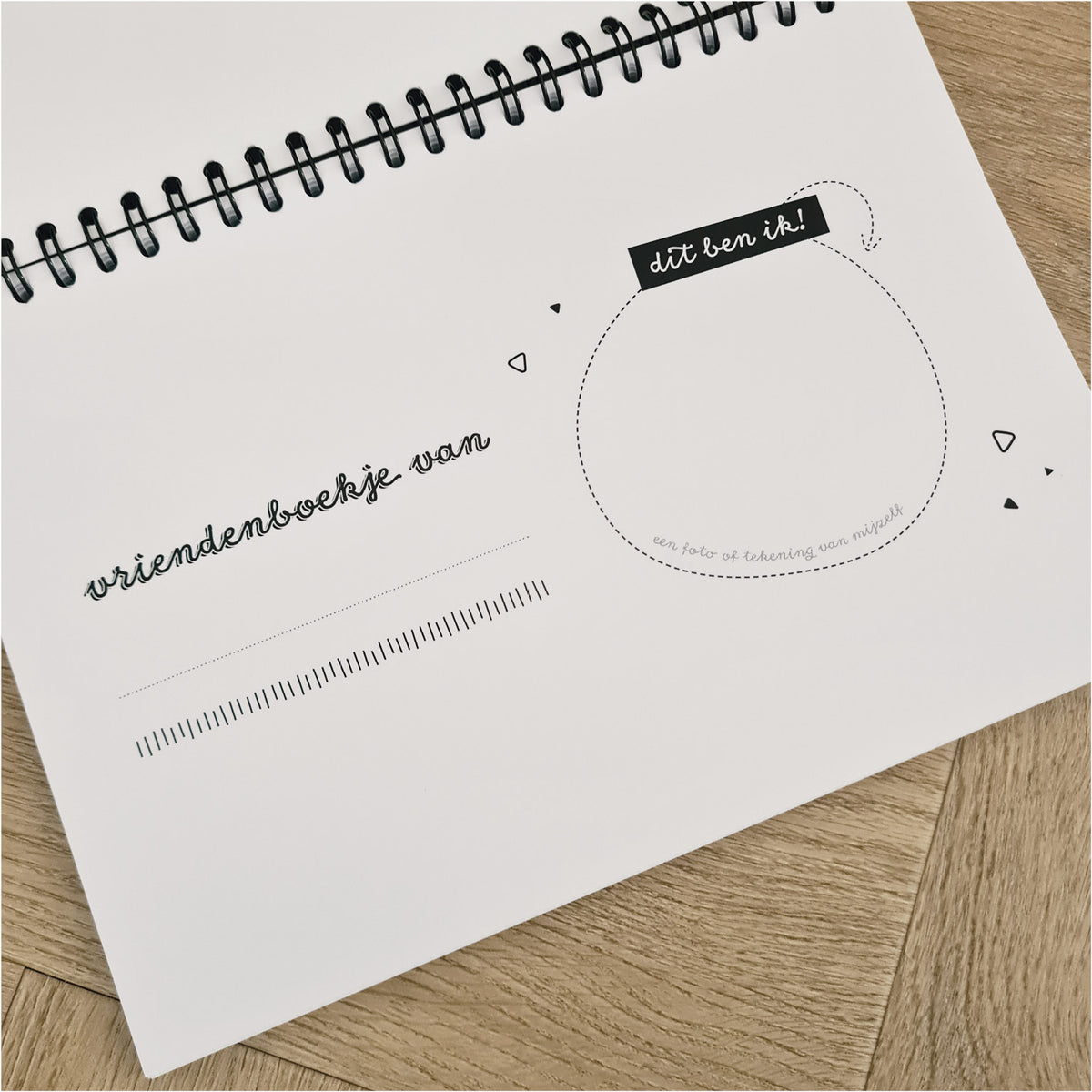 Detailfoto van eerste pagina in vriendenboekje. Zwart wit vrolijk design met tekst: vriendenboekje van ... en ruimte voor een foto. 