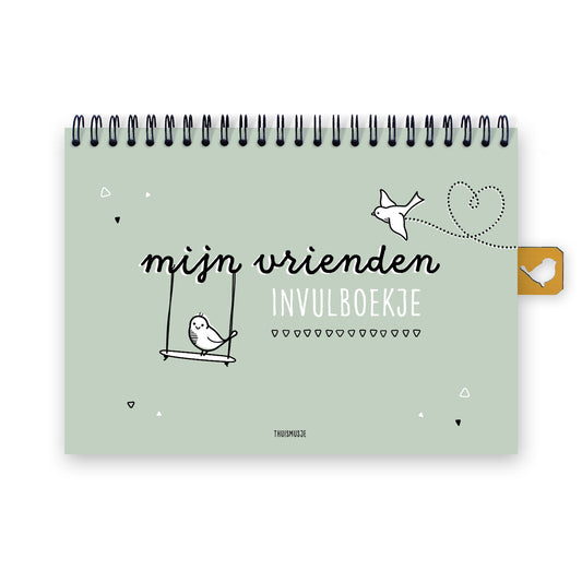 Voorkant vriendenboekje op A5 formaat. Mooie groene kleur achtergrond, vrolijke letters in zwart wit en 2 spelende musjes. 1 vogeltje vliegt in de vorm van een hartje, de ander zit op een schommel. 