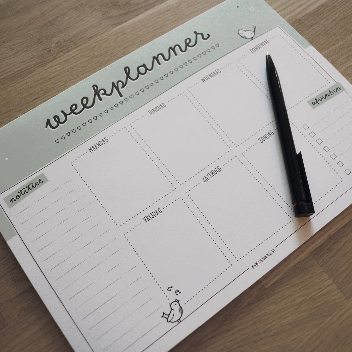 zijaanzicht van A4 weekplanner met daarop een pen ter indicatie van grootte. 
