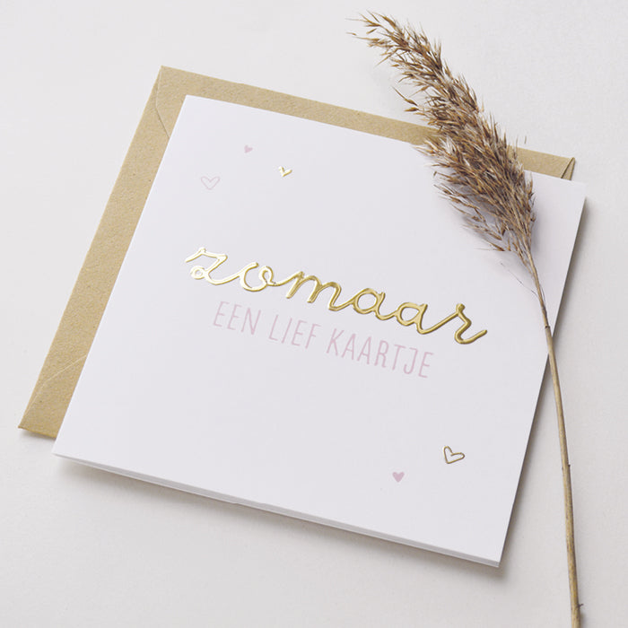 Wenskaart met goudfolie met de tekst zomaar een lief kaartje. Weergegeven met kraft envelop