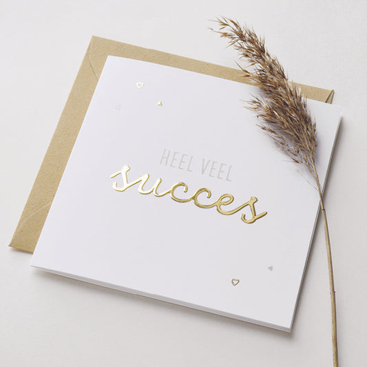 Wenskaart met goudfolie met de tekst heel veel succes. Weergegeven met kraft envelop