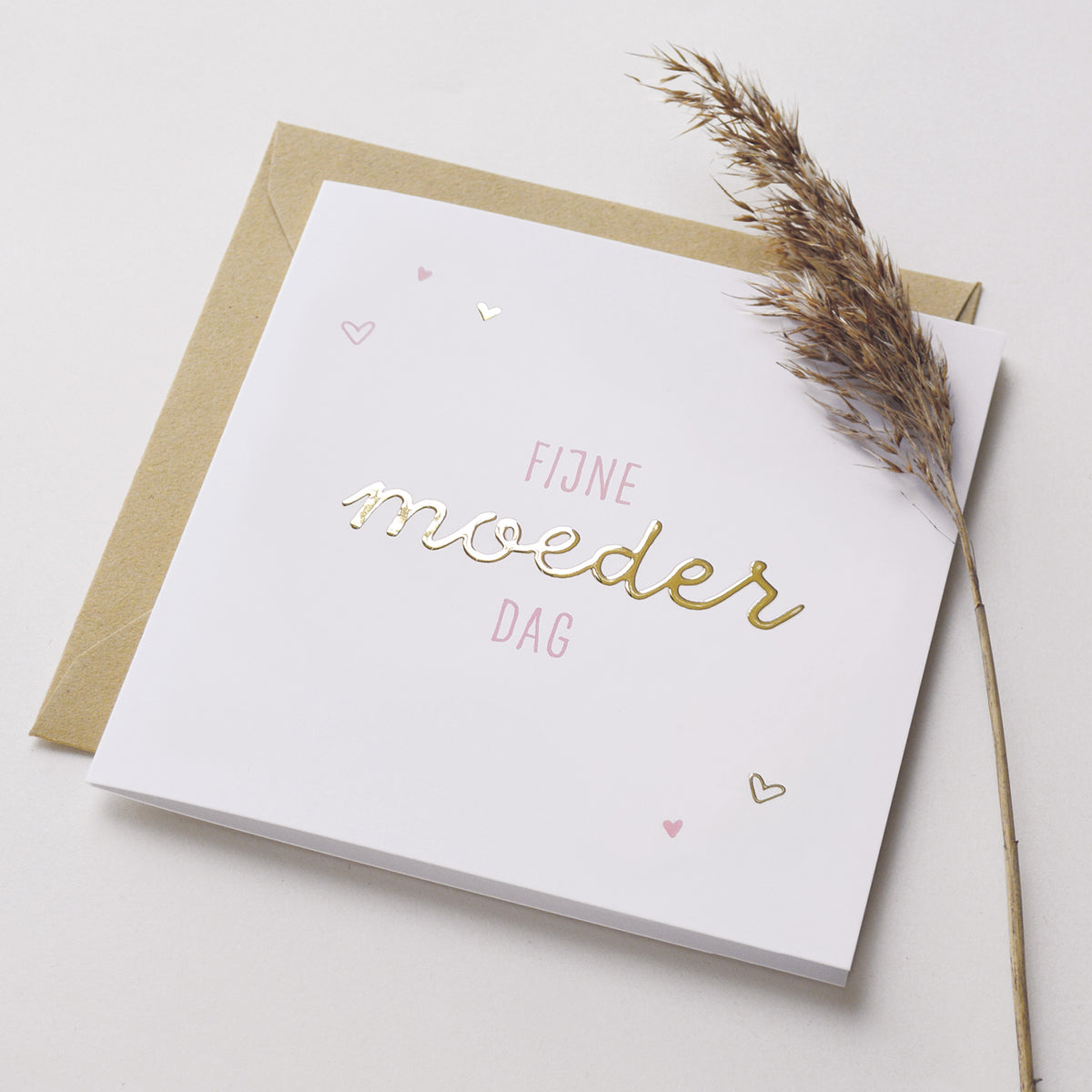 Wenskaart met goudfolie met de tekst fijne moederdag. Weergegeven met kraft envelop