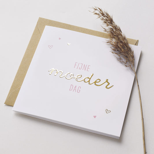 Wenskaart met goudfolie met de tekst fijne moederdag. Weergegeven met kraft envelop