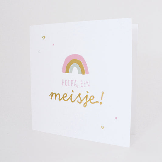 Afbeelding van staande wenskaart met hoera, een meisje! in goudfolie en een subtiel roze regenboogje boven de tekst. 