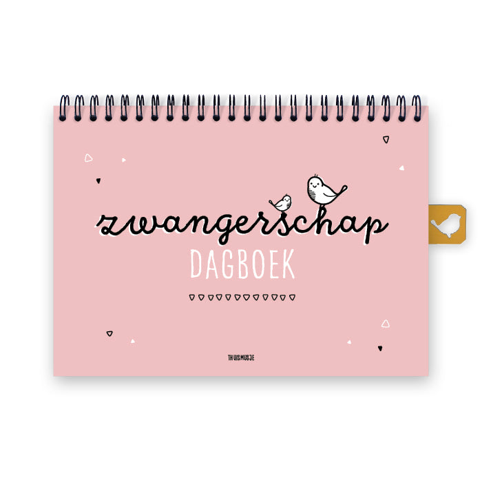 Vooraanzicht zwangerschap dagboek. Het A5 boek heeft een roze achtergrond met zwart en witte letters en twee musjes bovenop de tekst. Sfeervol en warm ontwerp.