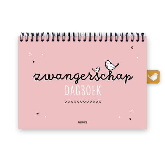 Vooraanzicht zwangerschap dagboek. Het A5 boek heeft een roze achtergrond met zwart en witte letters en twee musjes bovenop de tekst. Sfeervol en warm ontwerp.